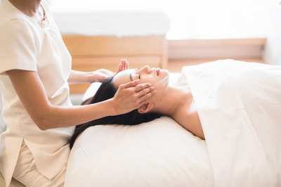 香港四季酒店水疗中心 光彩美容面部护理，焕活肌肤，臻享身心平衡